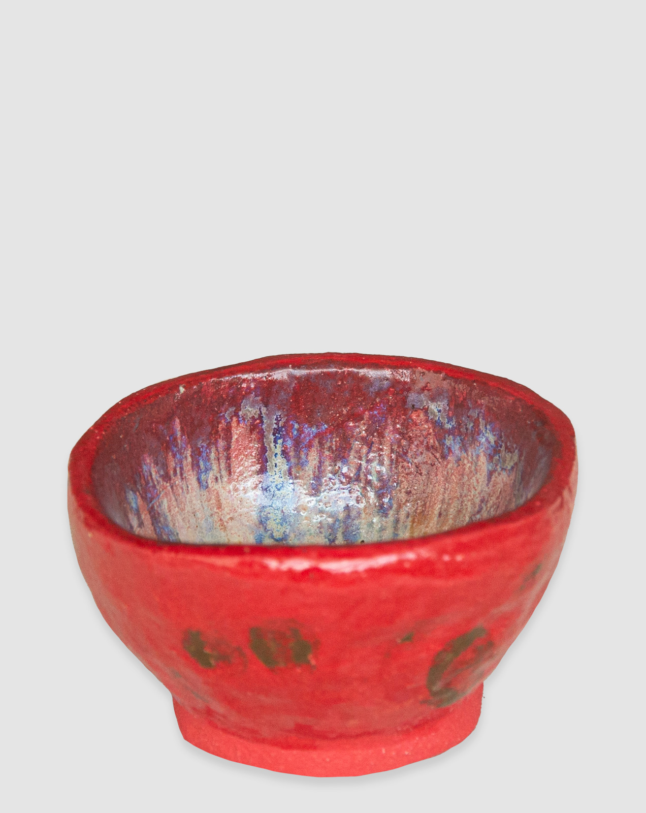 Discover the Kattu Coccinella Ceramic Bowl, featuring a red exterior with a burn effect, blue ripple inside, and a natural burning glaze. Handcrafted in Australia, perfect for trinkets, jewellery, or as a decorative accent. Australian-made ceramic bowl with a red exterior and burn effect, featuring a blue ripple design inside on a white background with a natural burning glaze.